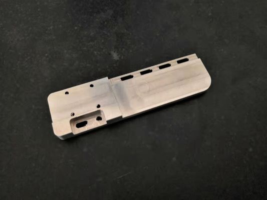 Les pièces de commande numérique par ordinateur d'acier au carbone saupoudrent le revêtement pour l'équipement industriel/médicaux de fraisage