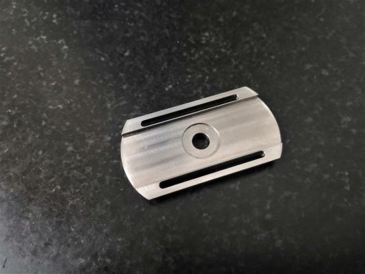 Planéité de fraisage 0.08mm de pièces de commande numérique par ordinateur d'acier au carbone pour le rasoir rasant la parenthèse de lame