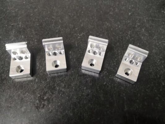 Chaîne de production automatique de fraisage de usinage de 4 d'axe de précision de commande numérique par ordinateur composants d'AL accessoires